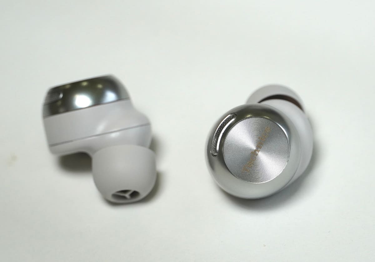 以前使っていたEAH-AZ60よりもコンパクト