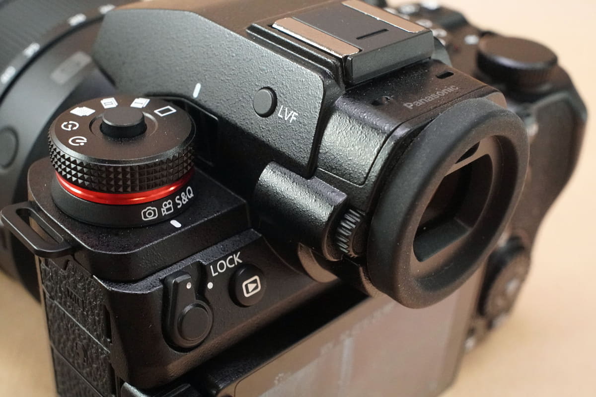 連写系ダイヤルの下に撮影モードダイヤル