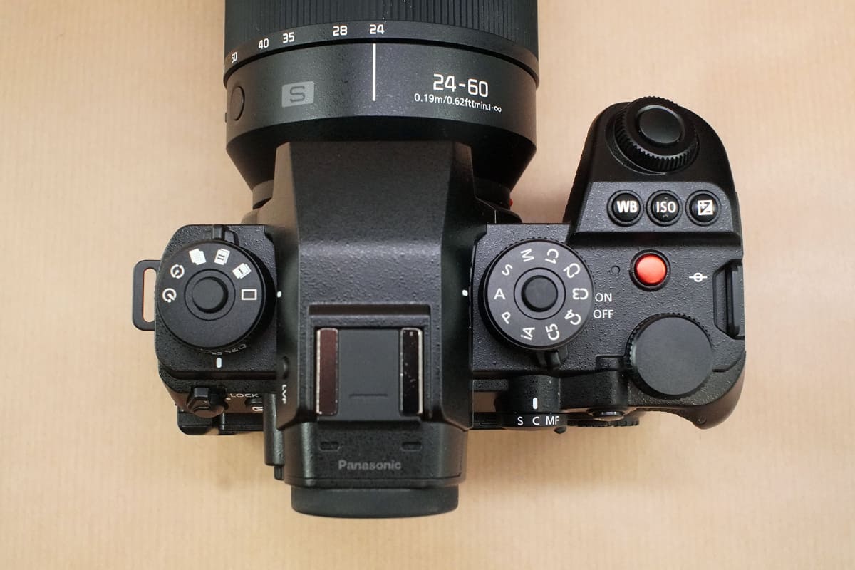 ビューファインダを挟む形でモードダイヤルがある