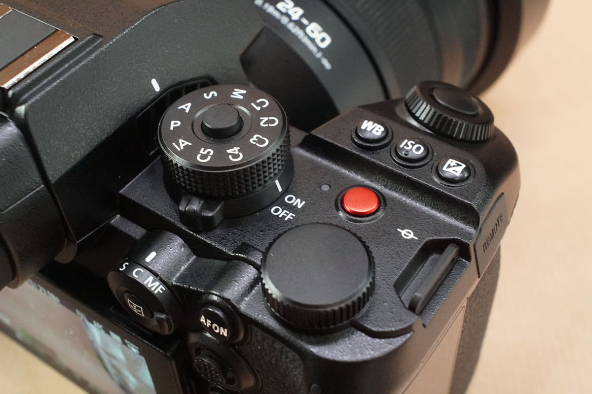 撮影モードダイヤルの下に電源スイッチ