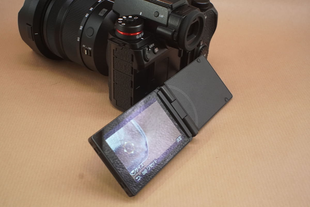 上下チルトと横出しバリアングルが組み合わされた液晶モニタ