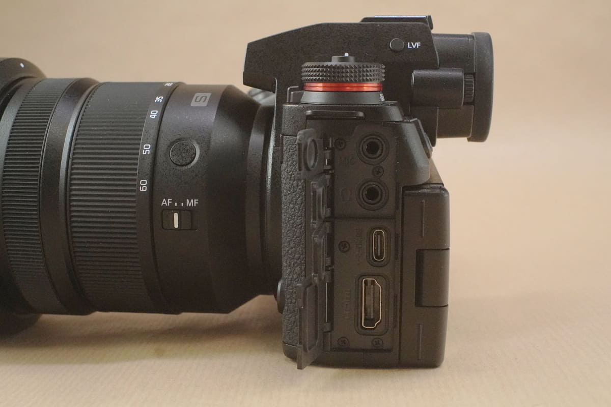 マイク入力とヘッドホン出力、USB-C、フルサイズHDMI端子を装備