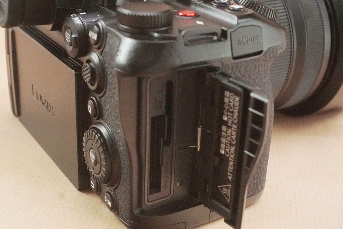 記録系はCFexpress Type BとSDカードのデュアルスロット