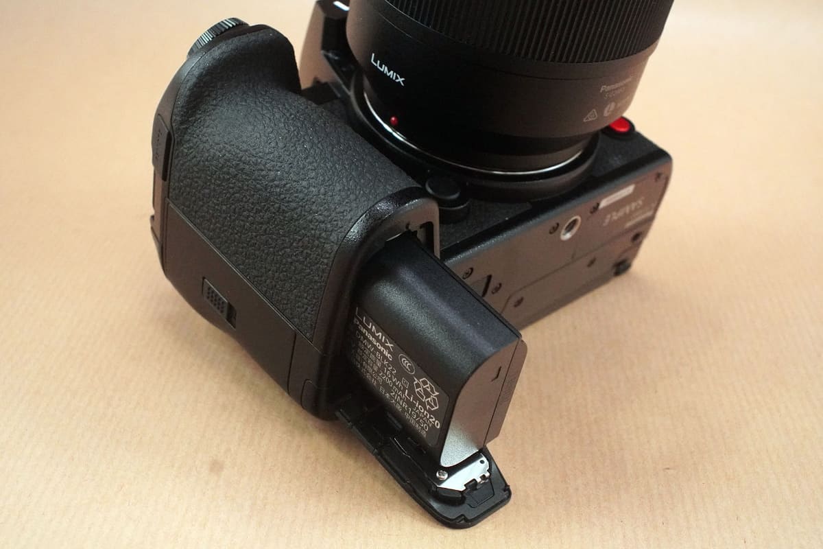 バッテリーはS5以降に主力となったDMW-BLK22
