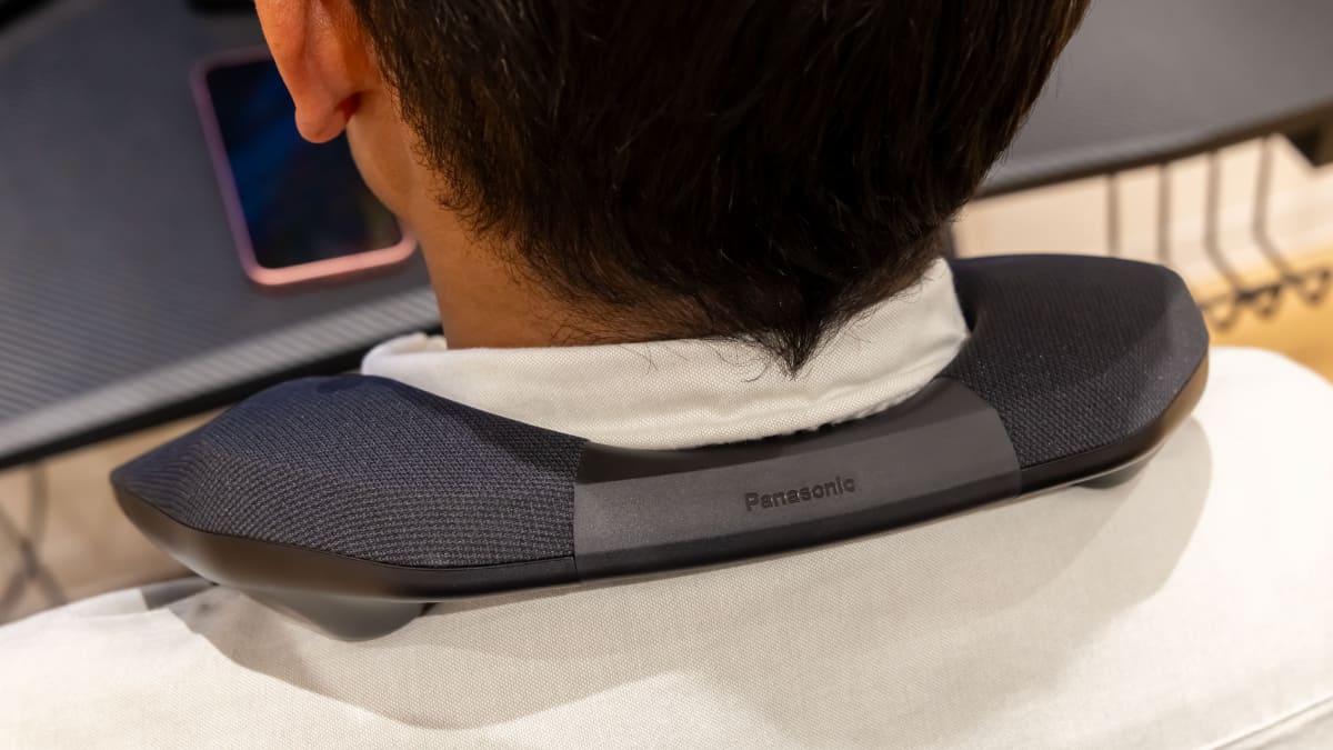 ネックスピーカー側面。左が充電用のUSB-Cポート、右がボリューム