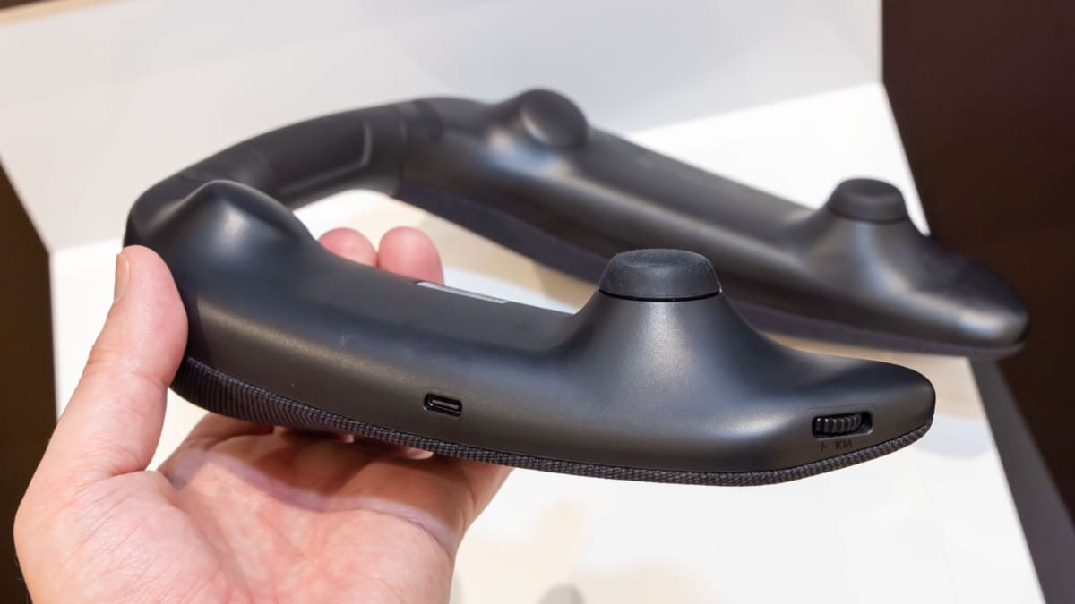 ネックスピーカー側面。左が充電用のUSB-Cポート、右がボリューム