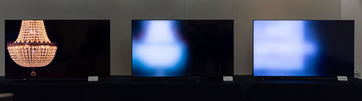 実際の映像(写真左)に対して、バックライトがどのように動いているかを示したデモ。写真真ん中がBRAVIA 5、右が前機種X90L。X90Lでは制御が粗く、オブジェクト以外の部分も明るくなっている