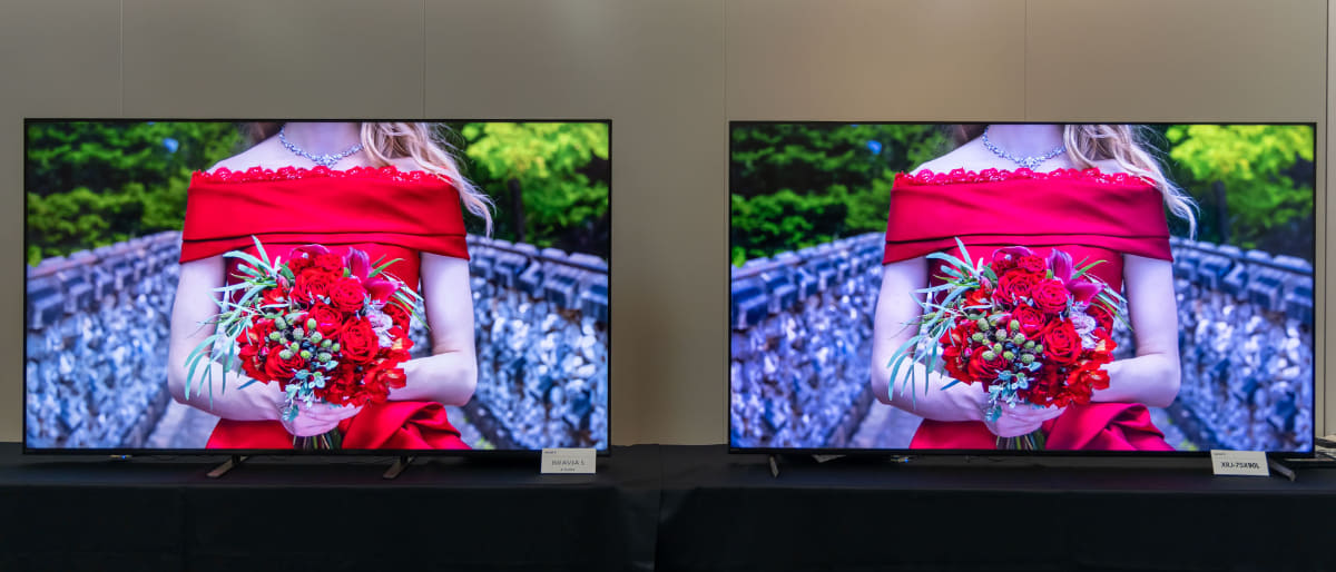 BRAVIA 5とX90Lの映像比較。写真左のBRAVIA 5の方が、高コントラストに表示されている