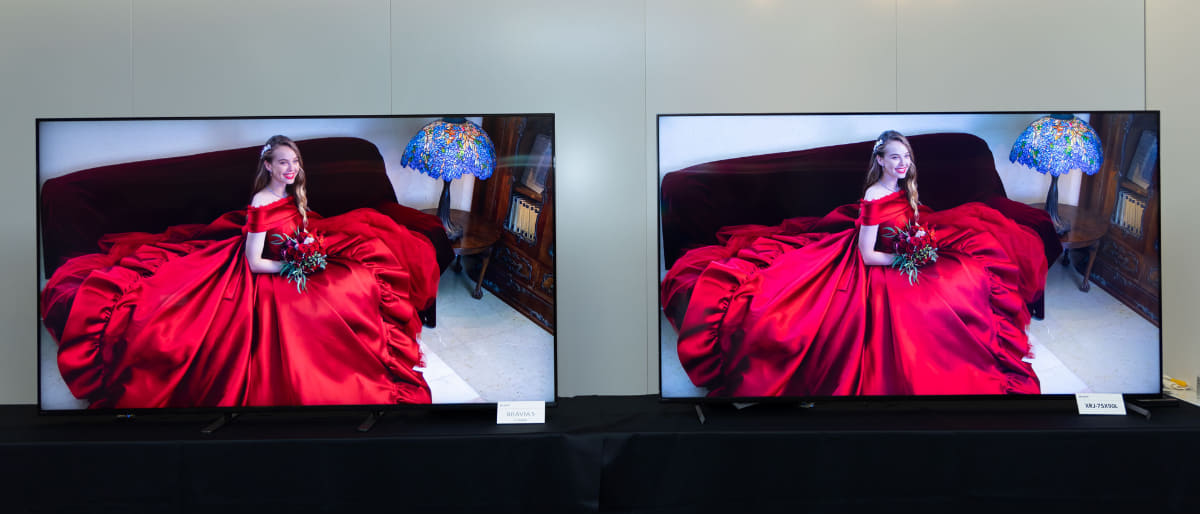 BRAVIA 5とX90Lの映像比較。写真左のBRAVIA 5の方が、高コントラストに表示されている