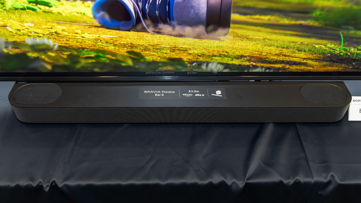 筐体上部にイネーブルドスピーカーを搭載する