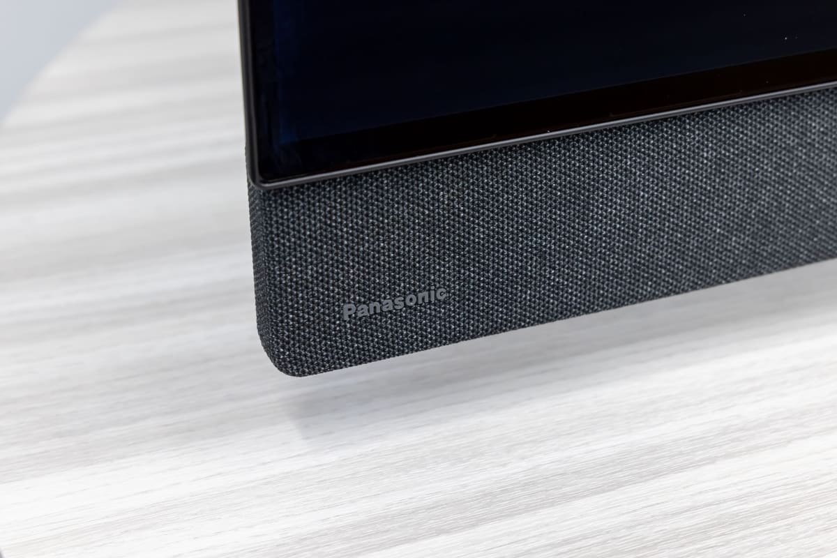 Panasonicロゴもファブリックに溶け込むカラーに