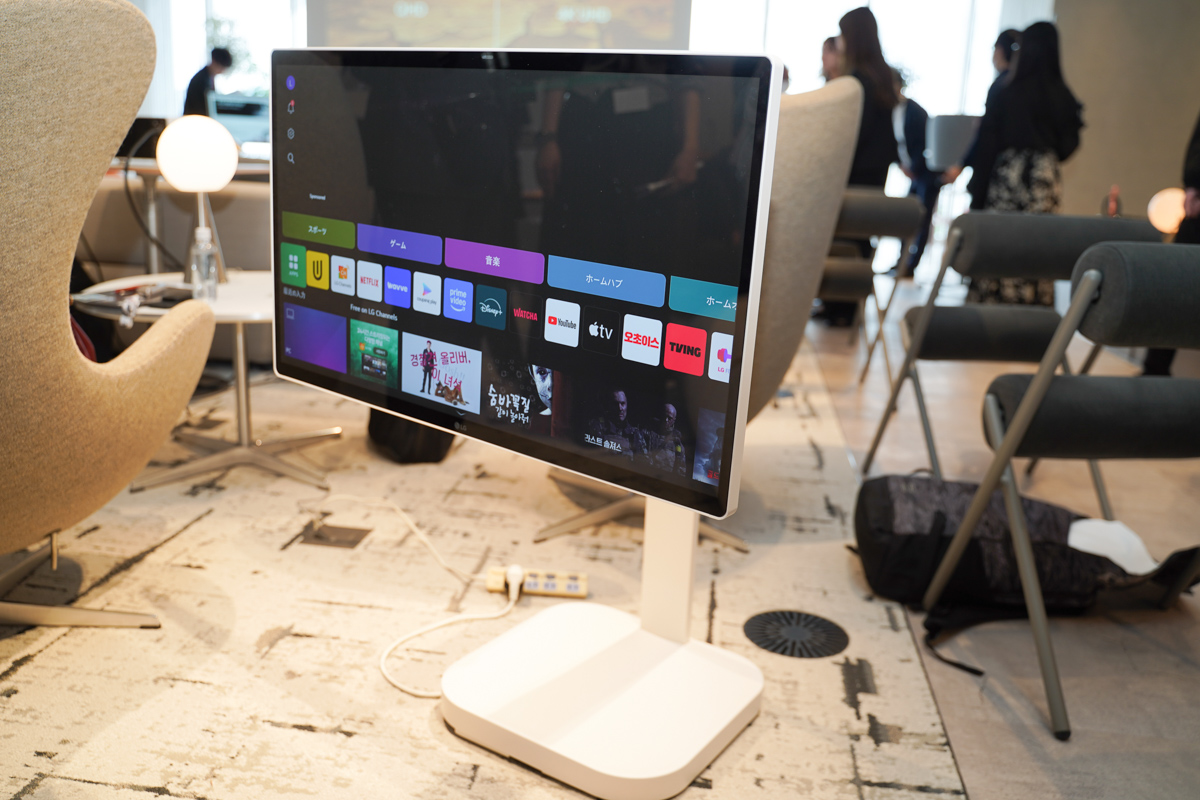 「LG Smart Monitor Swing」(32U889SA-W)