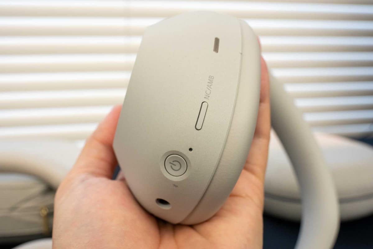 ヘッドフォン左側に電源ボタンなどを備える。電源ボタンは丸型で少しくぼんだ配置に