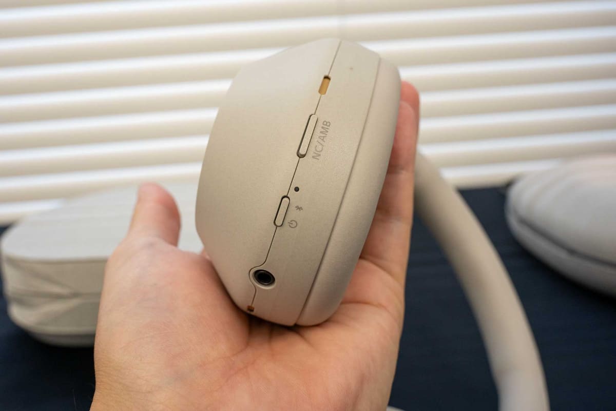 前モデルの「WH-1000XM5」の操作部。電源ボタンはNC/AMBボタンと同じ細長い形状で、指先で判別しにくかった