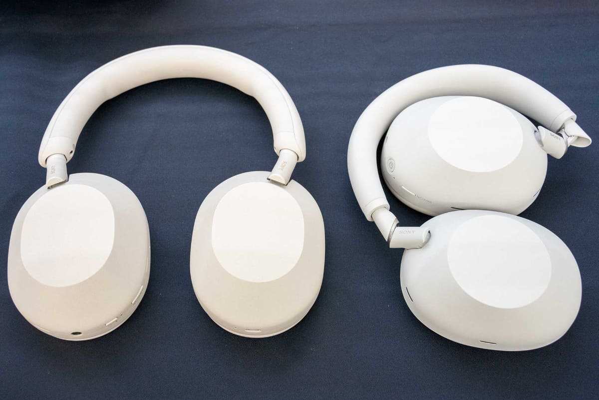 左がWH-1000XM5、右が新モデルのWH-1000XM6。折りたたみが可能になった