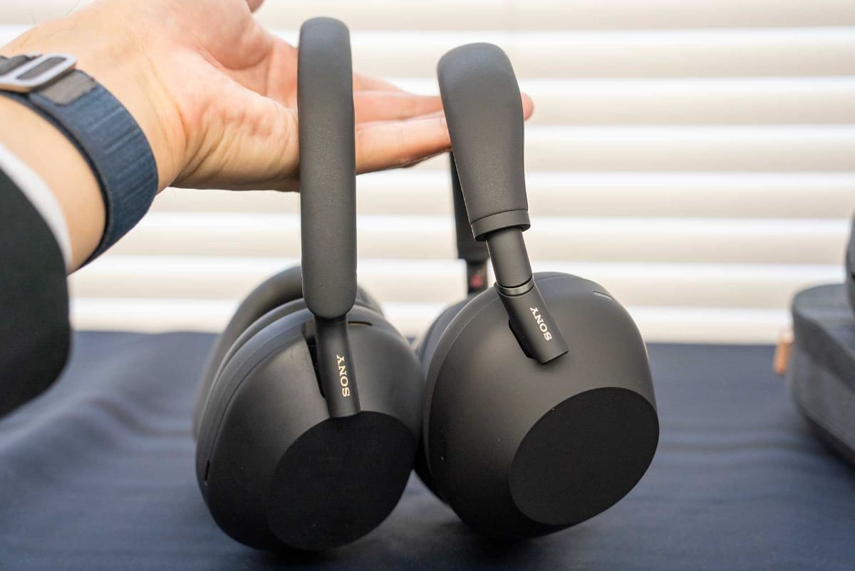 左がWH-1000XM5、右が新モデルのWH-1000XM6。ヘッドフォンの幅が広がったほか後頭部側が太くなるデザインに