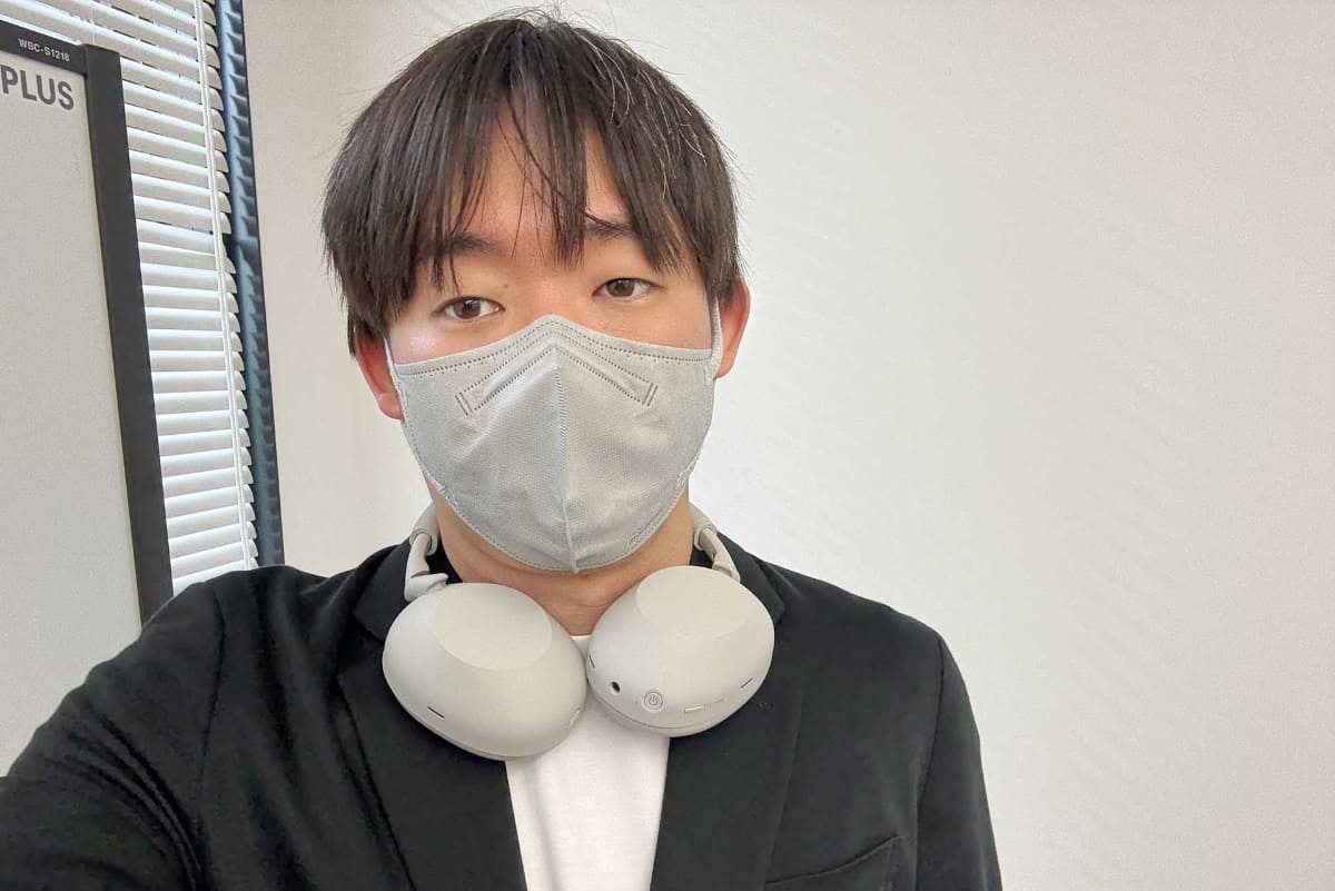 新モデルのWH-1000XM6を首掛けしたところ。首掛け時でもハウジング側が外を向くようになった。