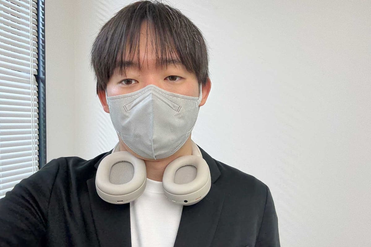 WH-1000XM5を首掛けしたところ