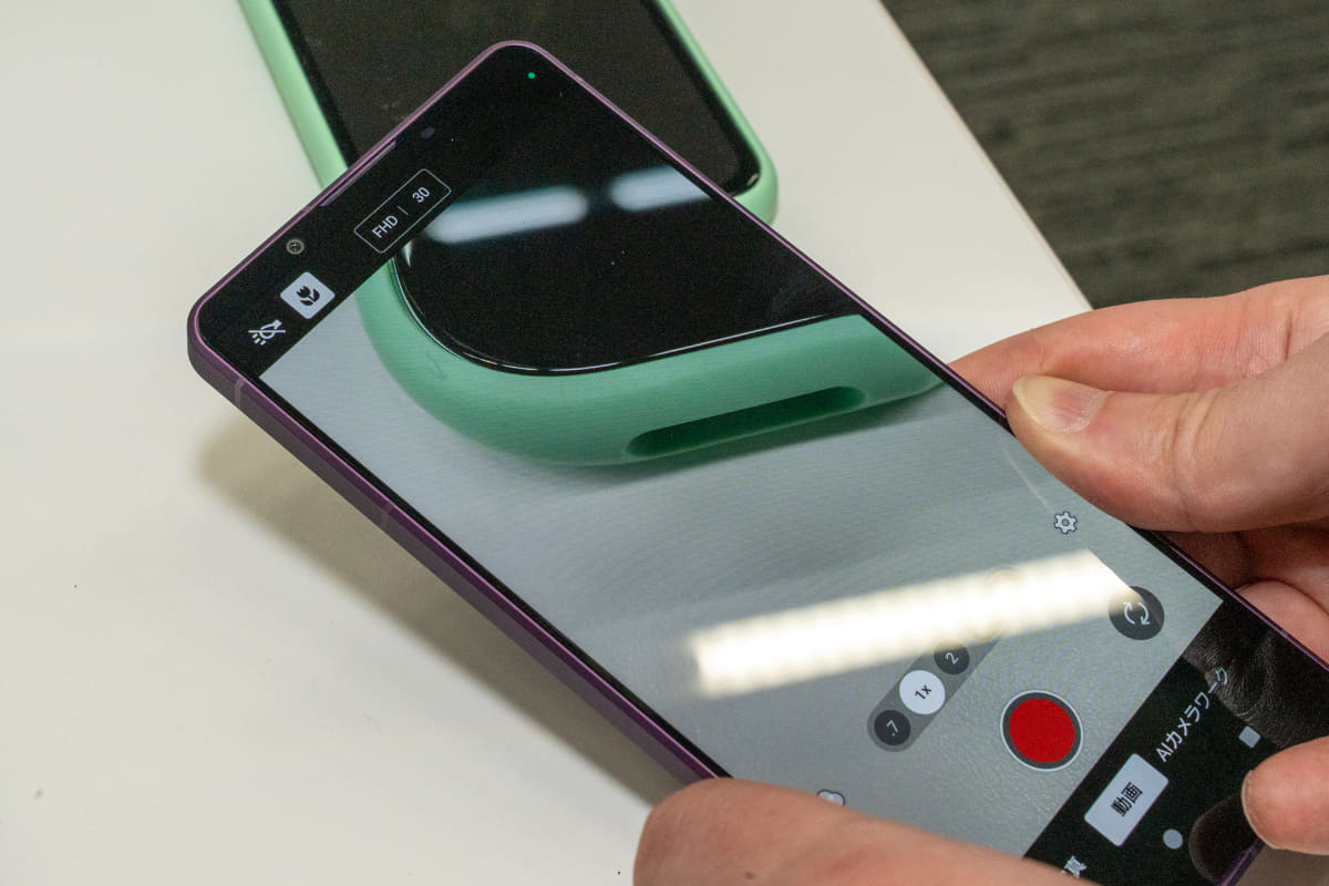 マクロモードは1倍設定で自動に切り替わる仕様。画面上のチューリップのようなマークがマクロモードのアイコン