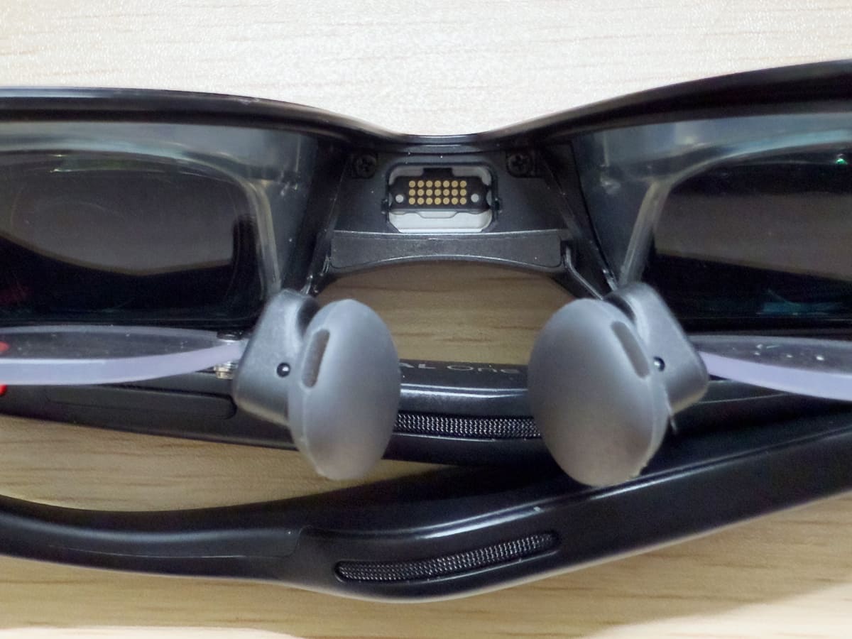 XREAL Oneの眉間のところに隠れているコネクターに取り付ける