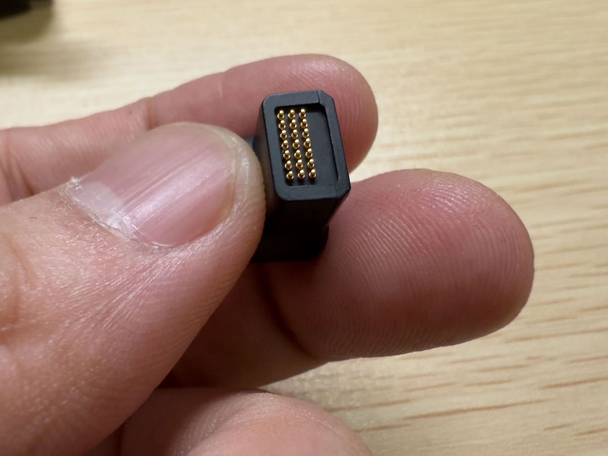 多数のポゴピンがXREAL Eyeの裏にある