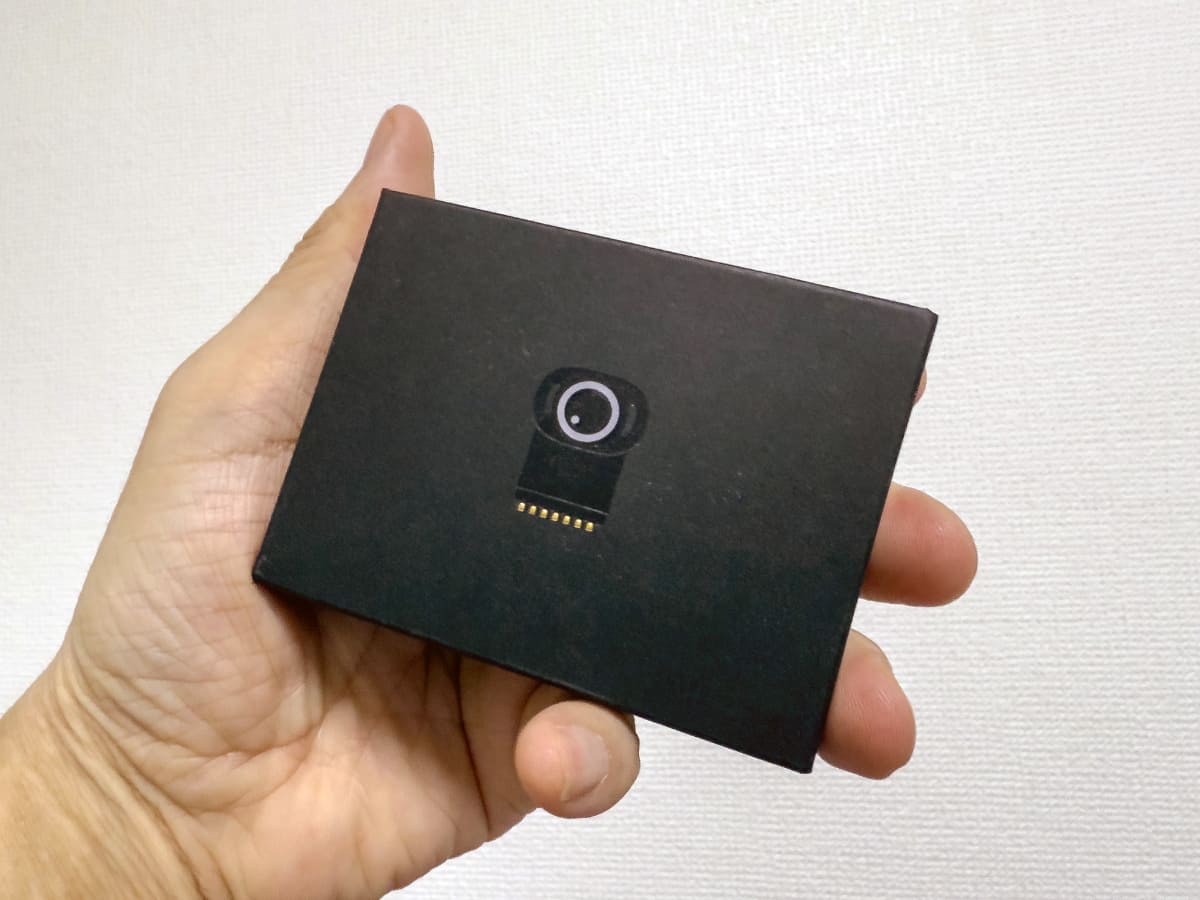 パッケージと付属物。小さなものなのでパッケージも小さい