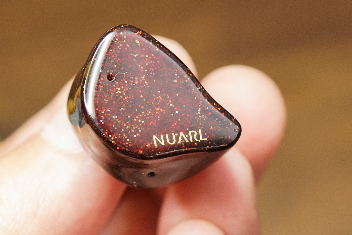 光を当てないと黒っぽく見えるのだが、光を当てると深みのある赤が浮かび上がり、ラメが煌めく