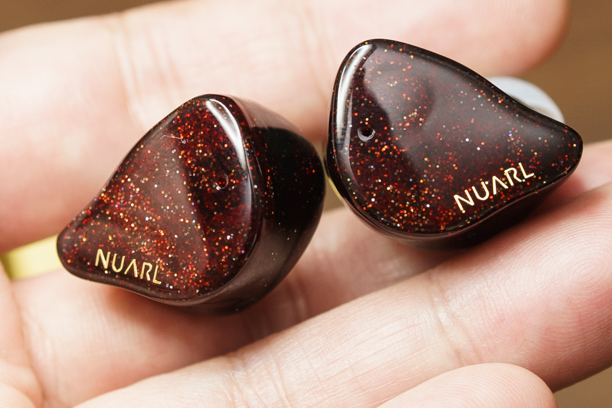 光を当てないと黒っぽく見えるのだが、光を当てると深みのある赤が浮かび上がり、ラメが煌めく