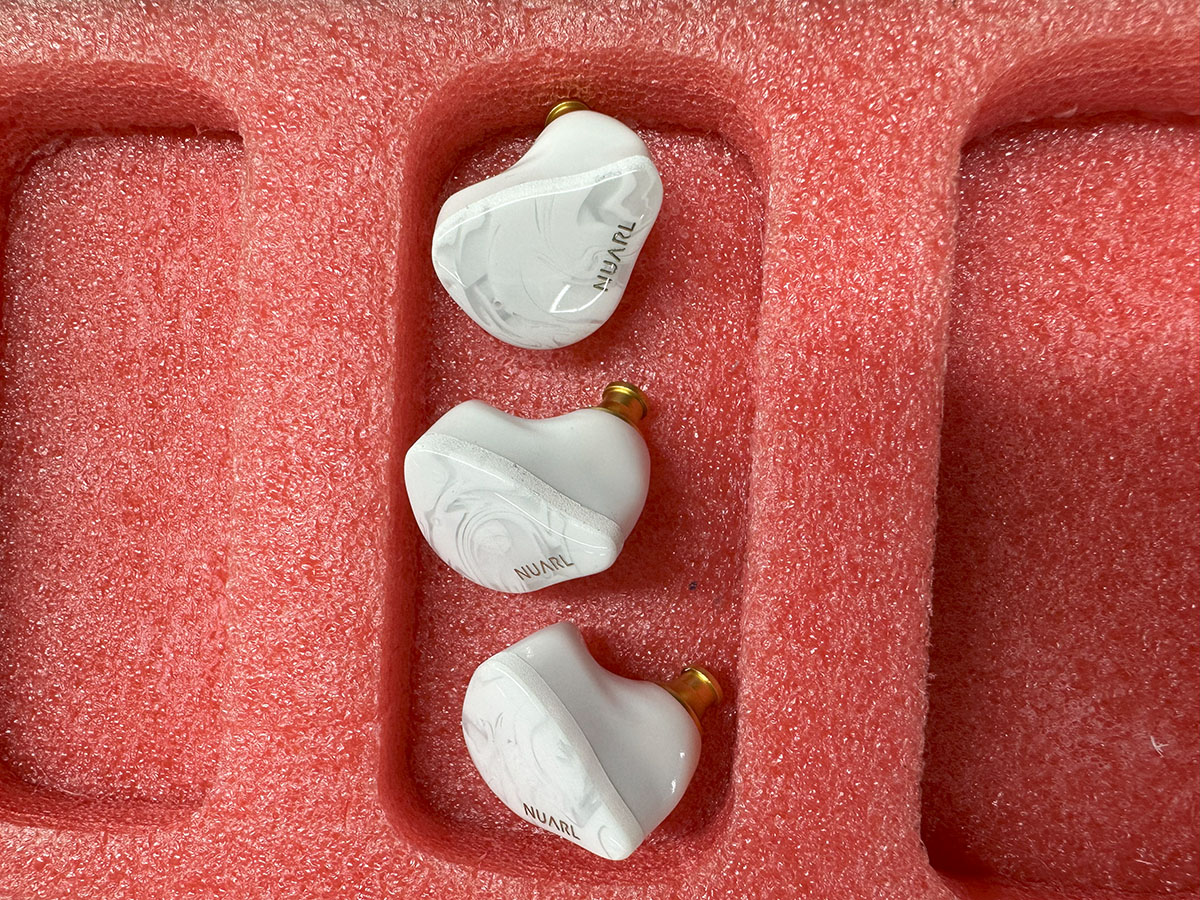 筐体とフェースプレートをつなぎ合わせた、磨く前の状態