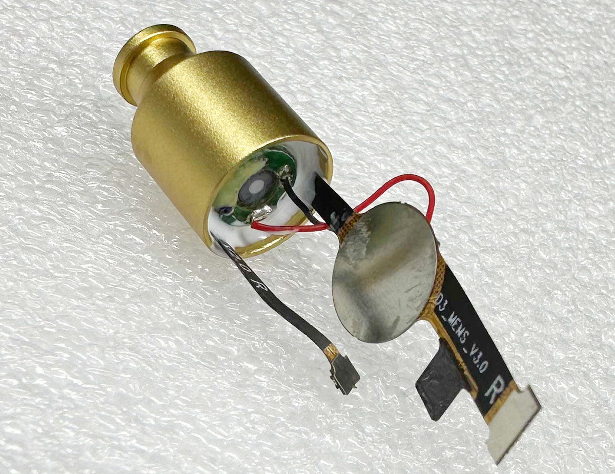 アルミ合金鍛造の筐胴の中にユニットを収めている