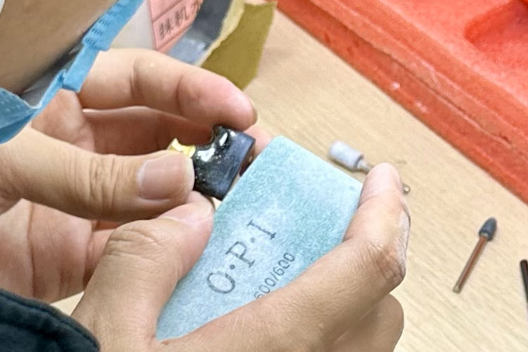 工具やヤスリを使い、丁寧に磨いて仕上げていく