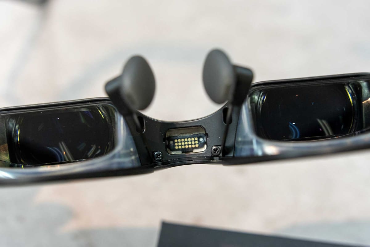 XREAL Oneのブリッジ部分裏側にXREAL Eye用のポートが備えられている