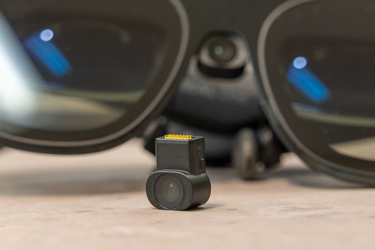 「XREAL Eye」はフラッグシップARグラス「XREAL One」用のカメラアクセサリ