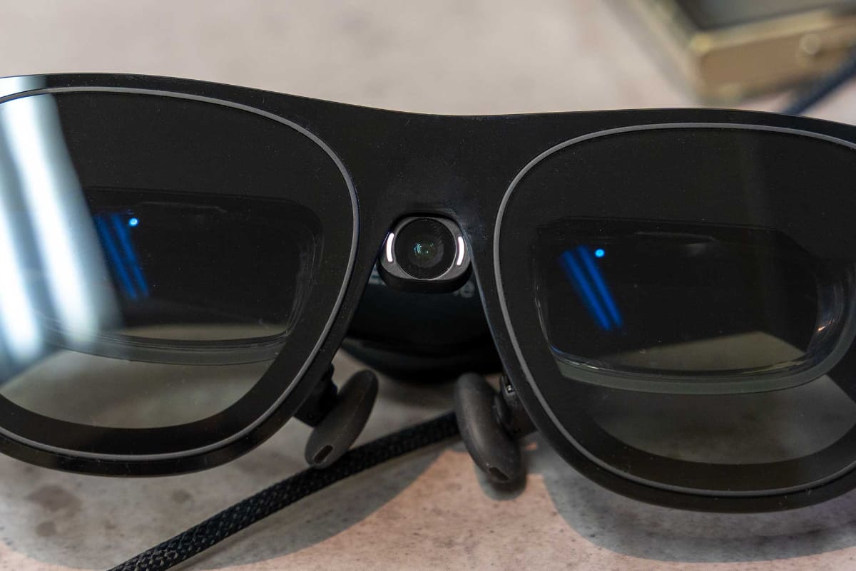 静止画/動画撮影時にはレンズ横のLEDライトが点灯。グラスのスピーカーからシャッター音も再生される