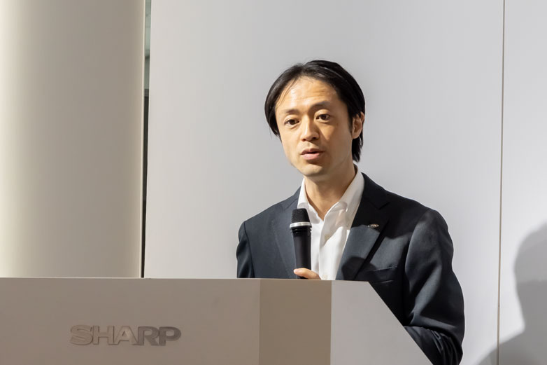 新製品の特徴を紹介した、シャープ株式会社 TVシステム事業本部 国内事業部 副事業部長 上杉俊介氏