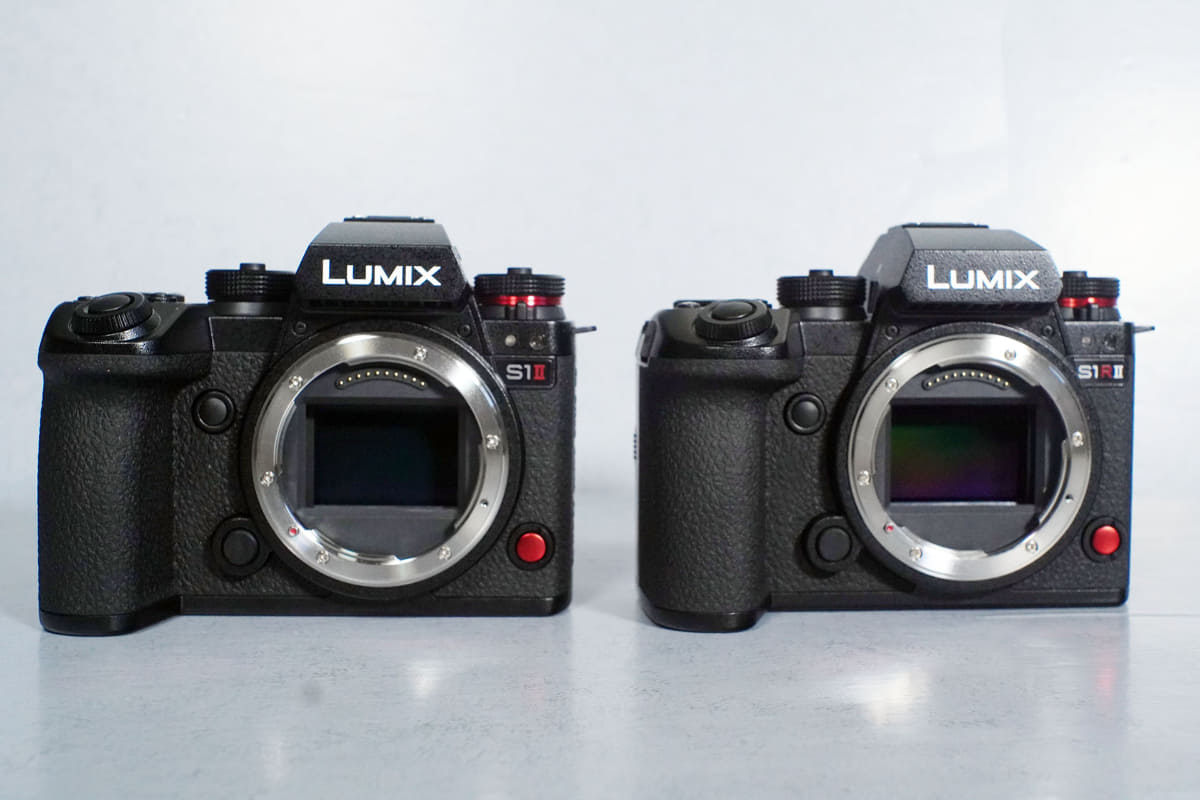 S1RII(右)と比較してもまったく同じボディ