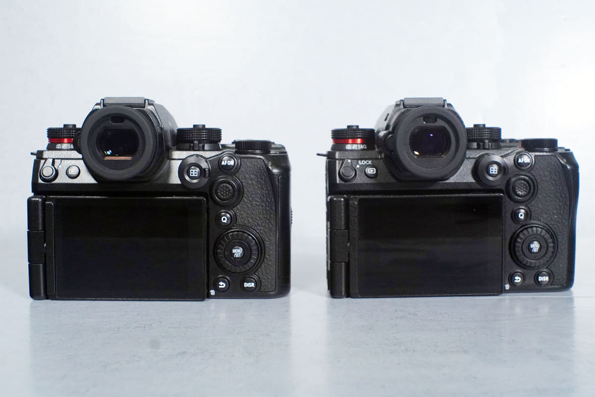 背面のボタン配置等も同じ