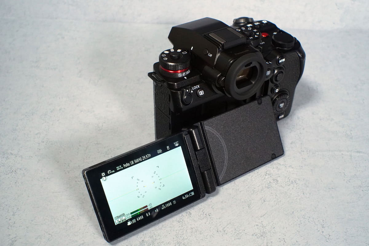 特徴的なチルト機構付きバリアングル液晶モニターも同じ