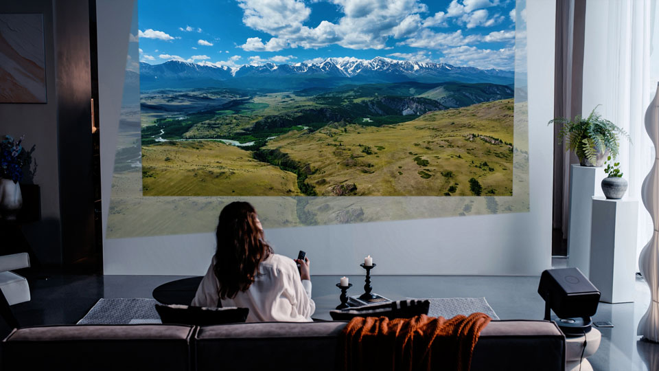 斜めから投写しても、映像のゆがみや色調を自動で補正してくれる