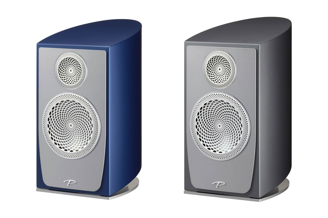 Paradigmのブックシェルフスピーカー「PERSONA B」の限定カラー。アズール・アイス(写真左)と、フローズン・チャコール