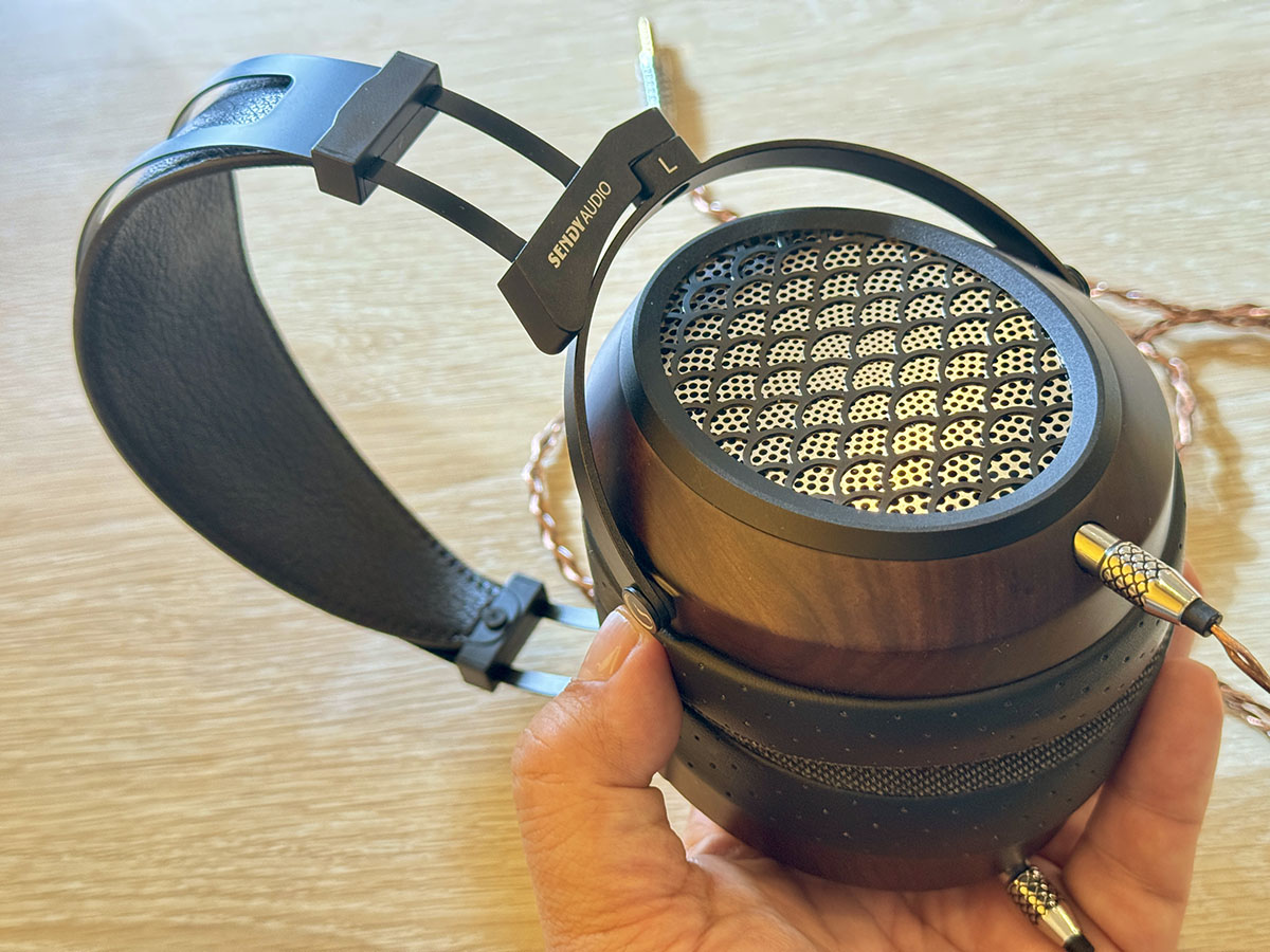 「Aiva 2」。どちらもウッドハウジングだが、Aiva 2になると木の質感もより高くなり、高級ヘッドフォンらしさが漂う