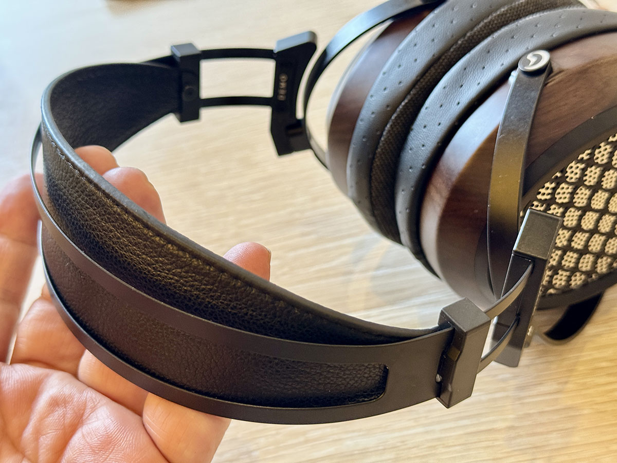 「Aiva 2」のバンド部分。金属パーツもふんだんに使われている