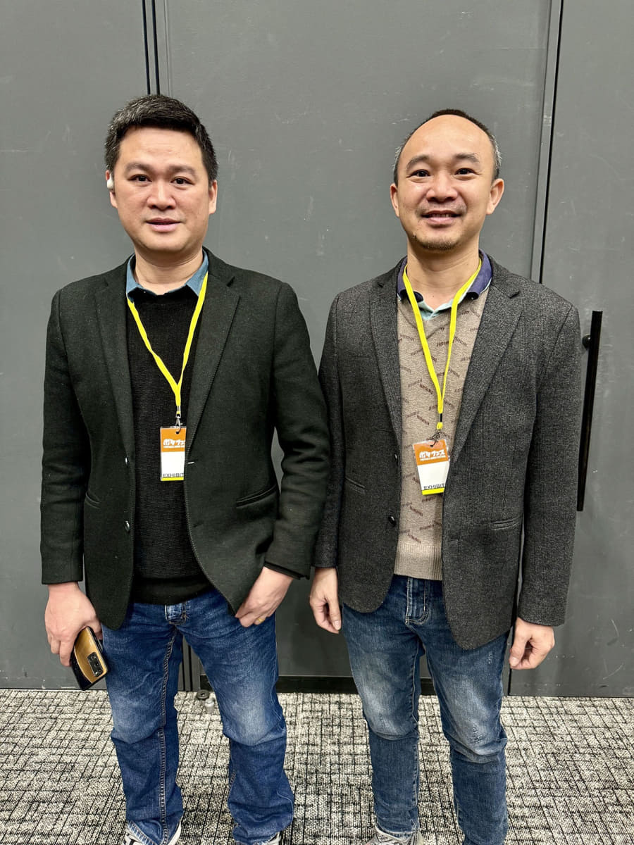 SENDY AUDIOから、左はCEOの周さん、右は開発のパンさん