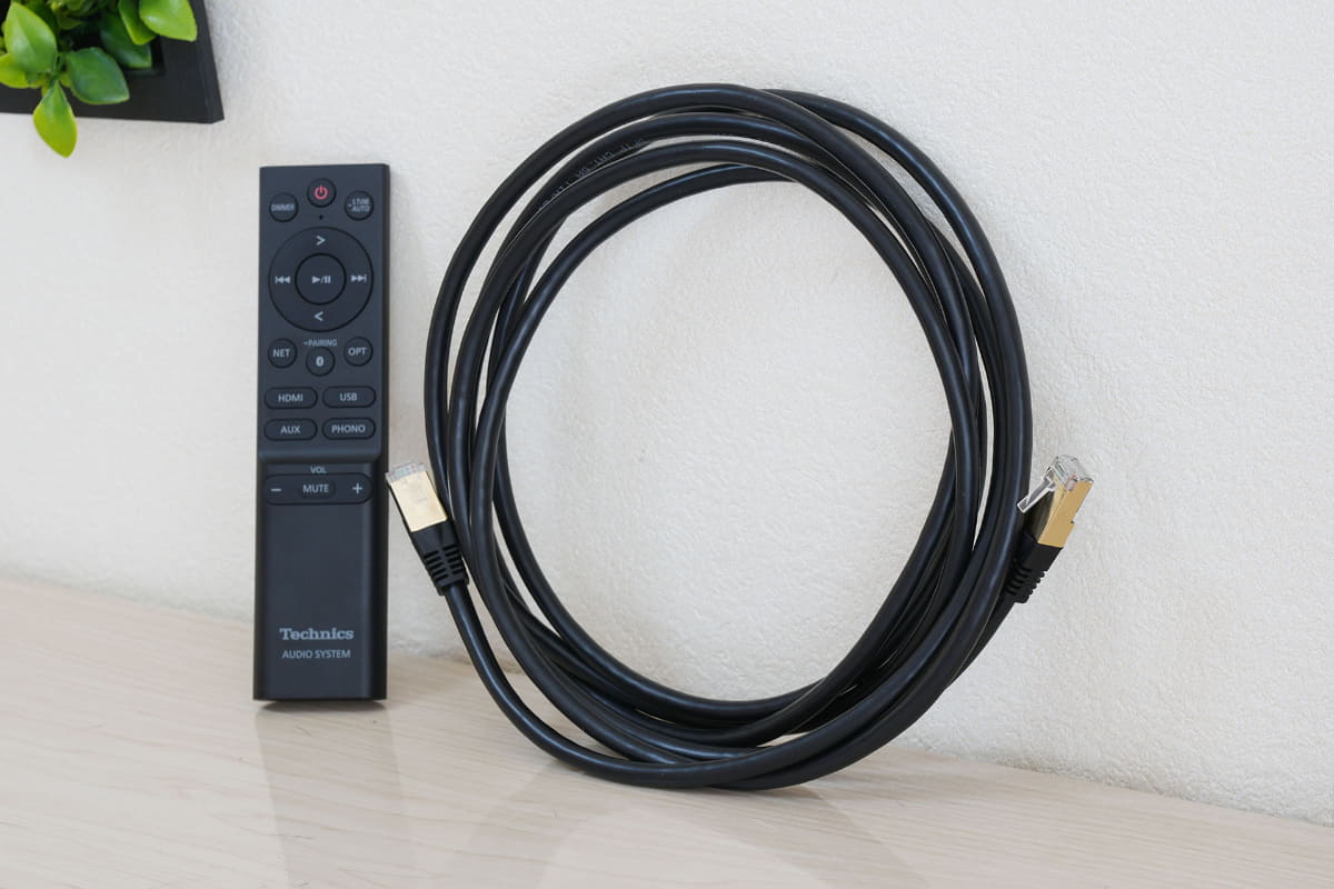 CAT6AのLANケーブルも付属する
