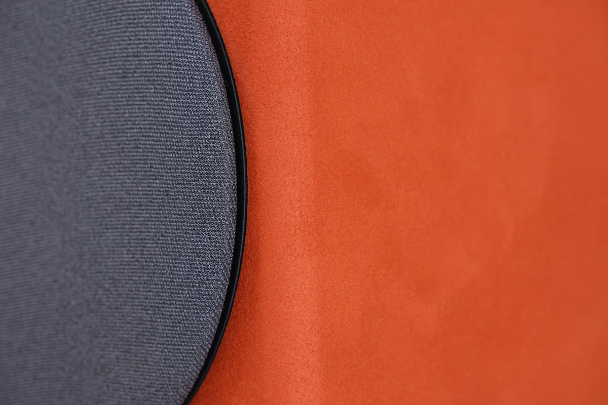 表面にはスエード調の人工皮革「Dinamica(ディナミカ)」が使われている