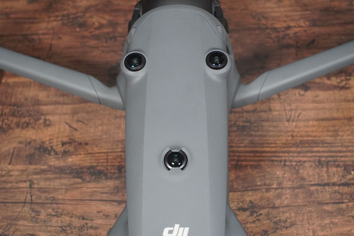 上向きに3つ設けられたビジョンセンサー