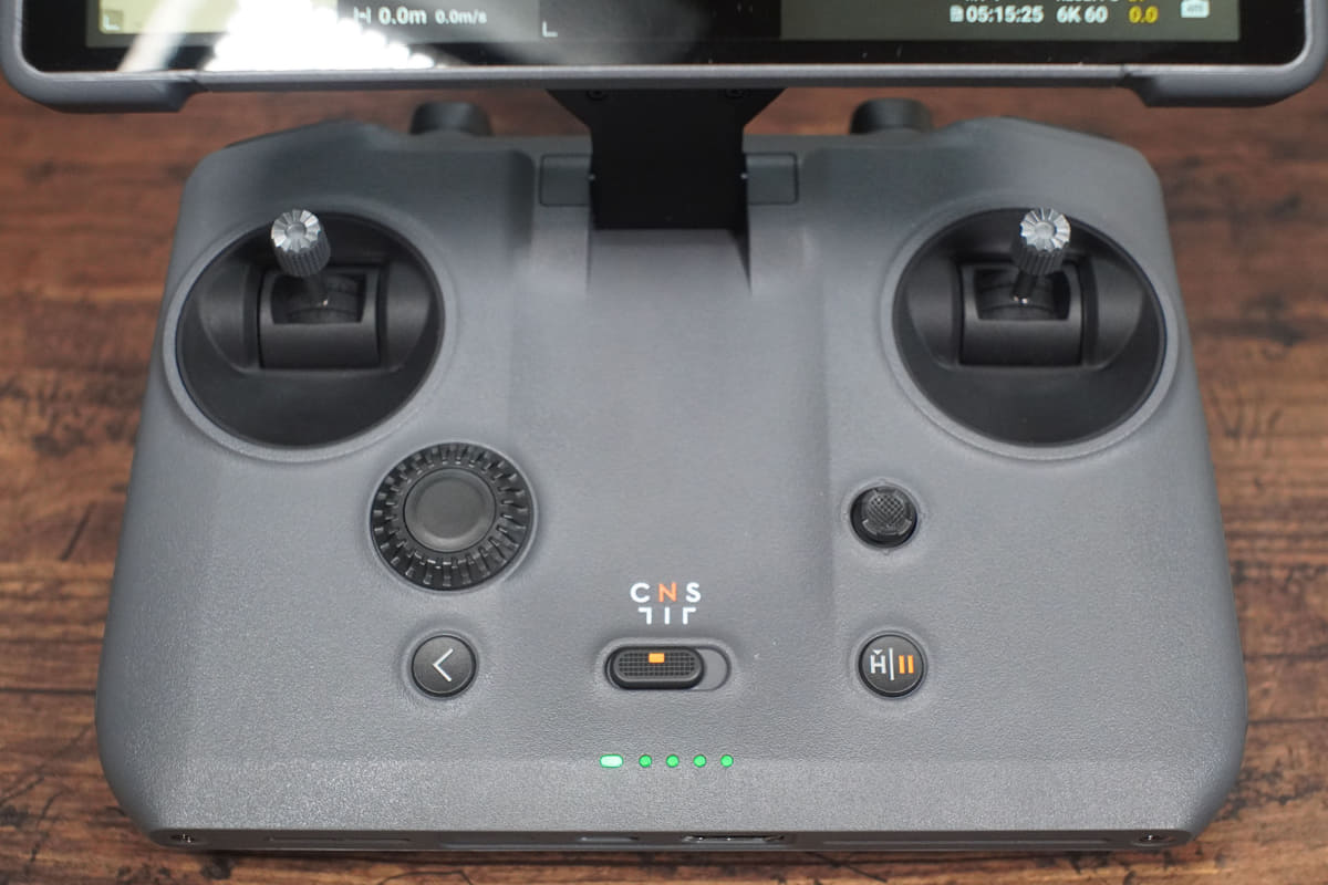 右側の小さいジョイスティックでカメラ切り替えなどができる