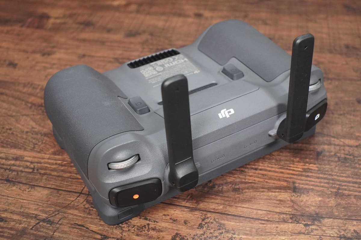 コントローラ背面。アンテナは下向きに立てるようになっている