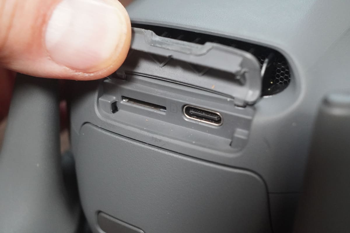 ボディ後方にあるカードスロットとUSB-C端子