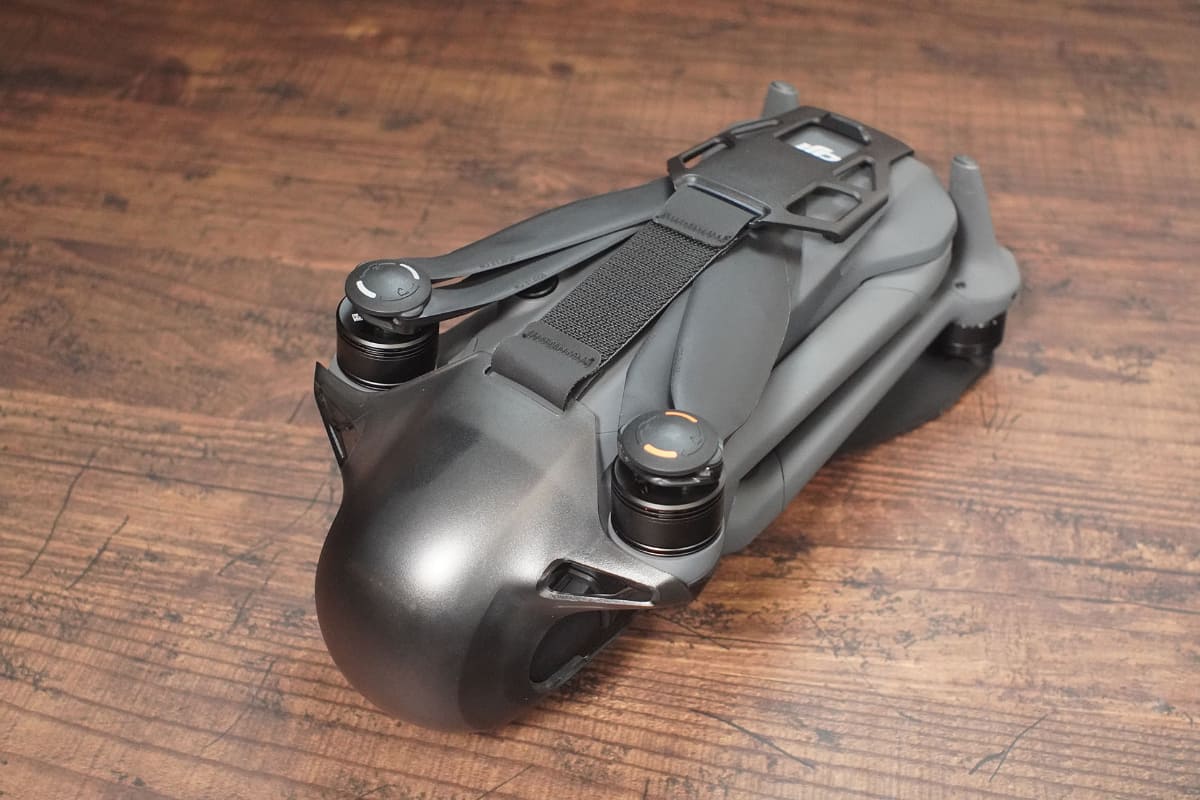 折り畳んでレンズカバーを付ければコンパクトに収納できる